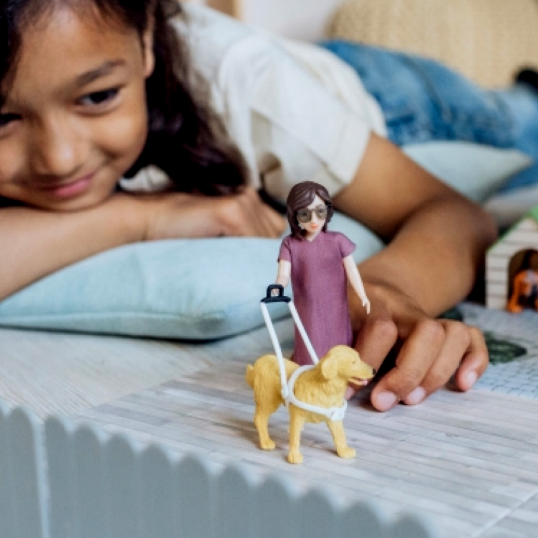 Speelfiguur vrouw met hulphond